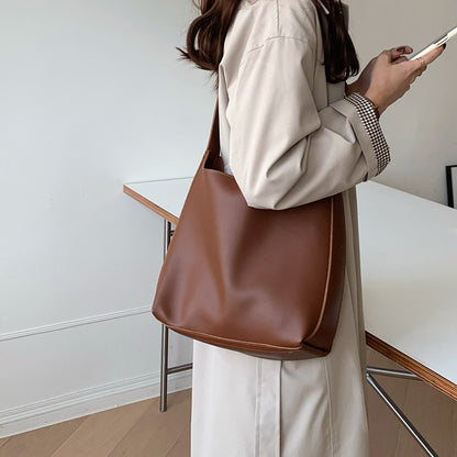 Modern square-shaped minimalist women's crossbody handbag made from soft PU leather.