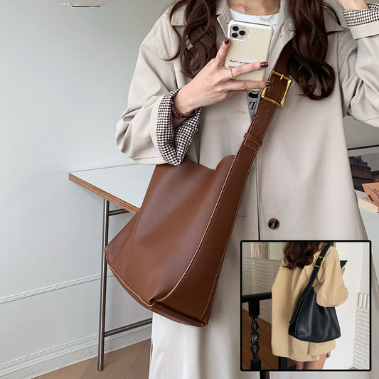 Elegant women's minimalist black PU leather crossbody shoulder bag with zipper closure for everyday use.
